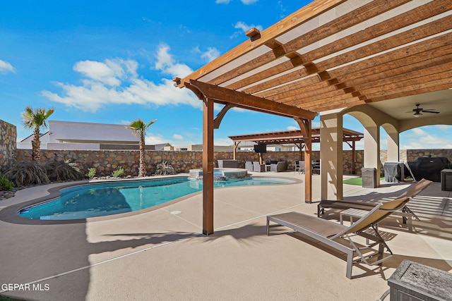 view of pool featuring a pool with connected hot tub, ceiling fan, a fenced backyard, a patio area, and a pergola