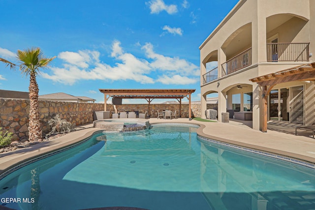 view of pool with a pool with connected hot tub, a pergola, a patio, a fenced backyard, and ceiling fan