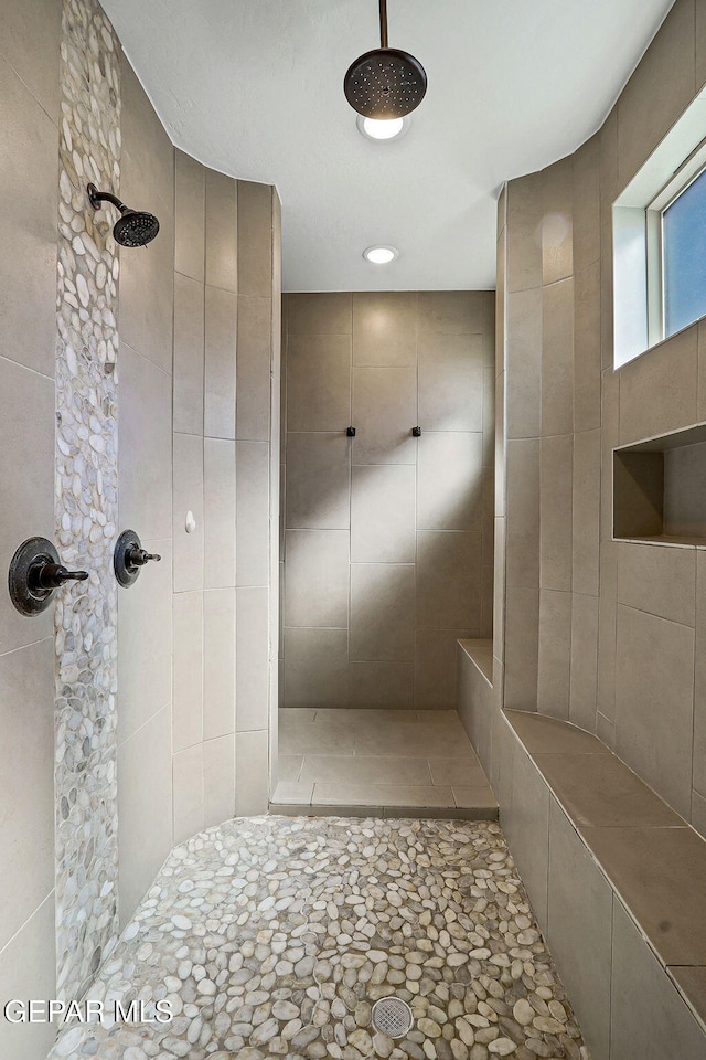 bathroom featuring tiled shower