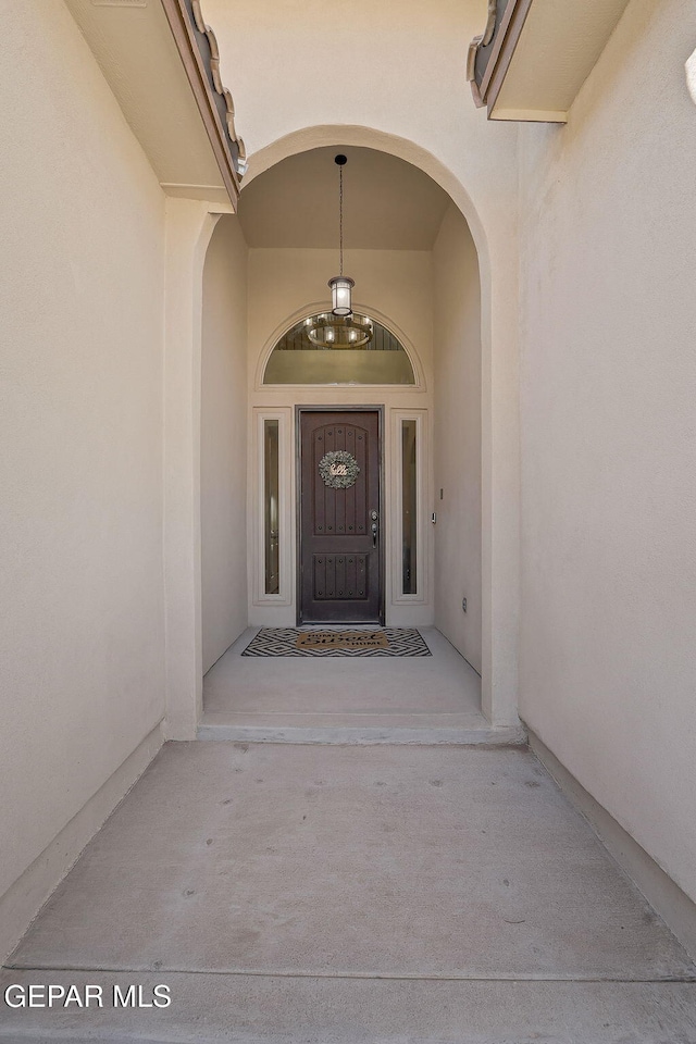 property entrance featuring stucco siding