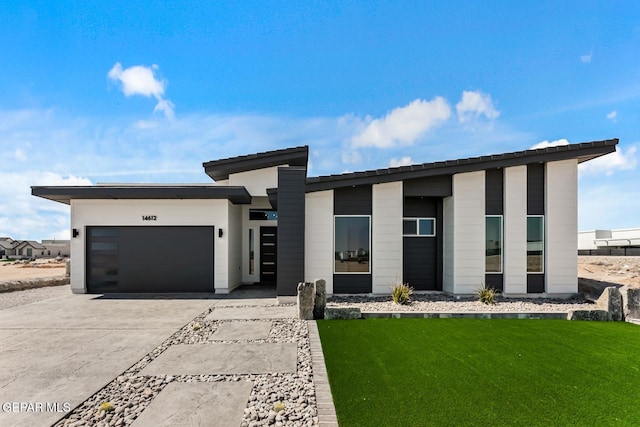 view of front of property featuring a garage and a front yard