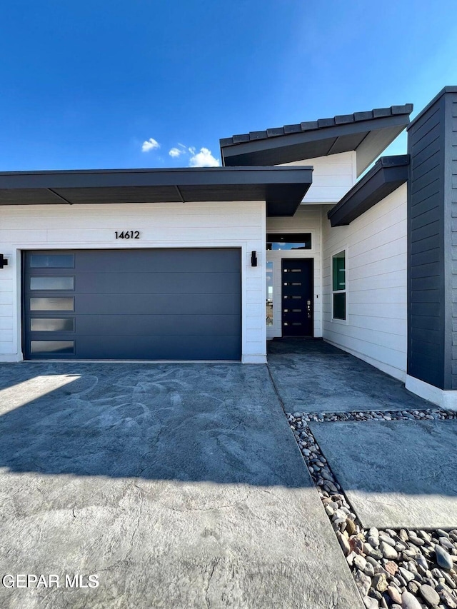 view of front facade with a garage