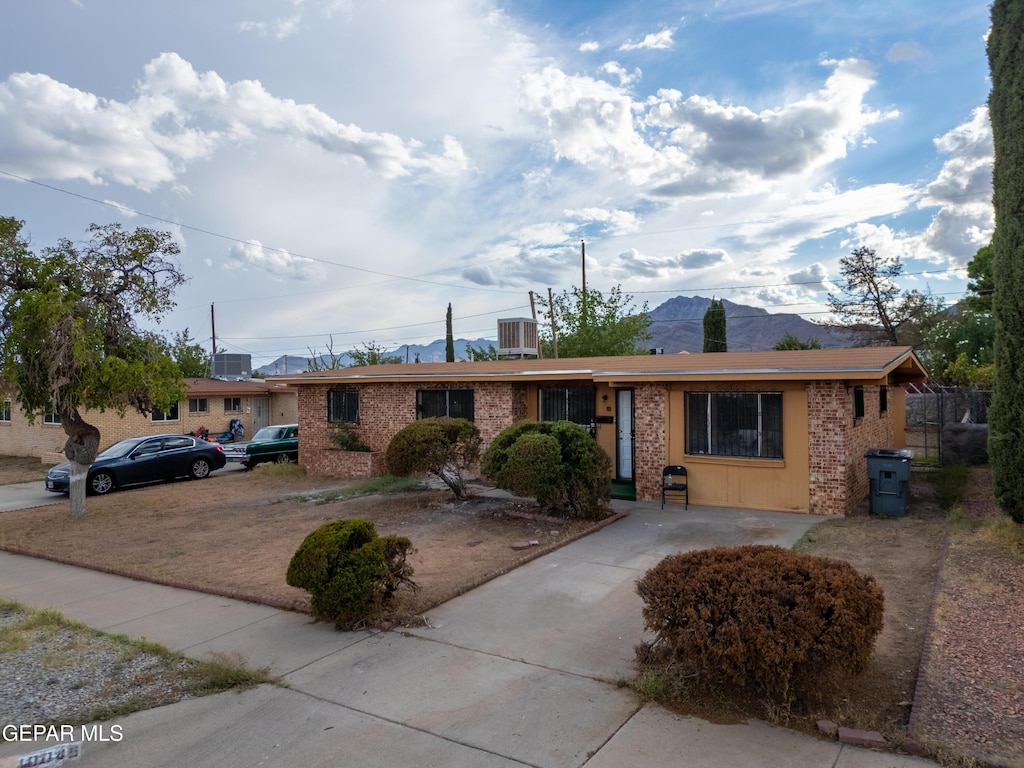 single story home featuring a mountain view