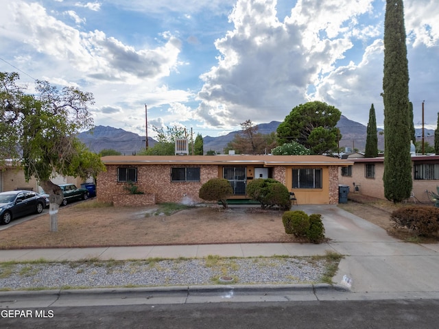 single story home featuring a mountain view