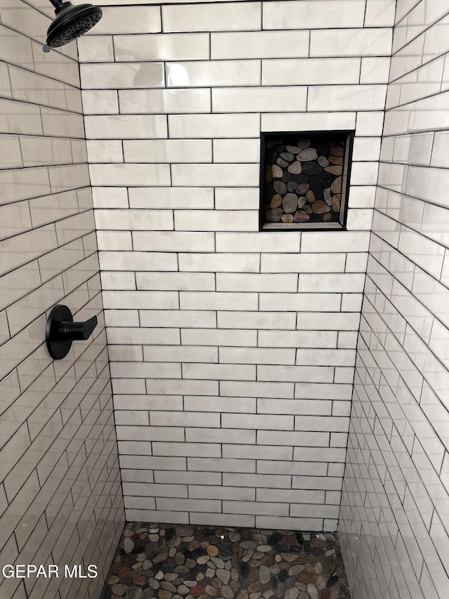 bathroom featuring a tile shower