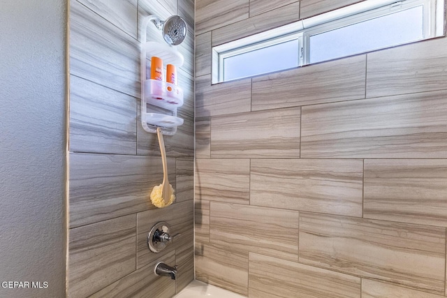 bathroom featuring tiled shower / bath