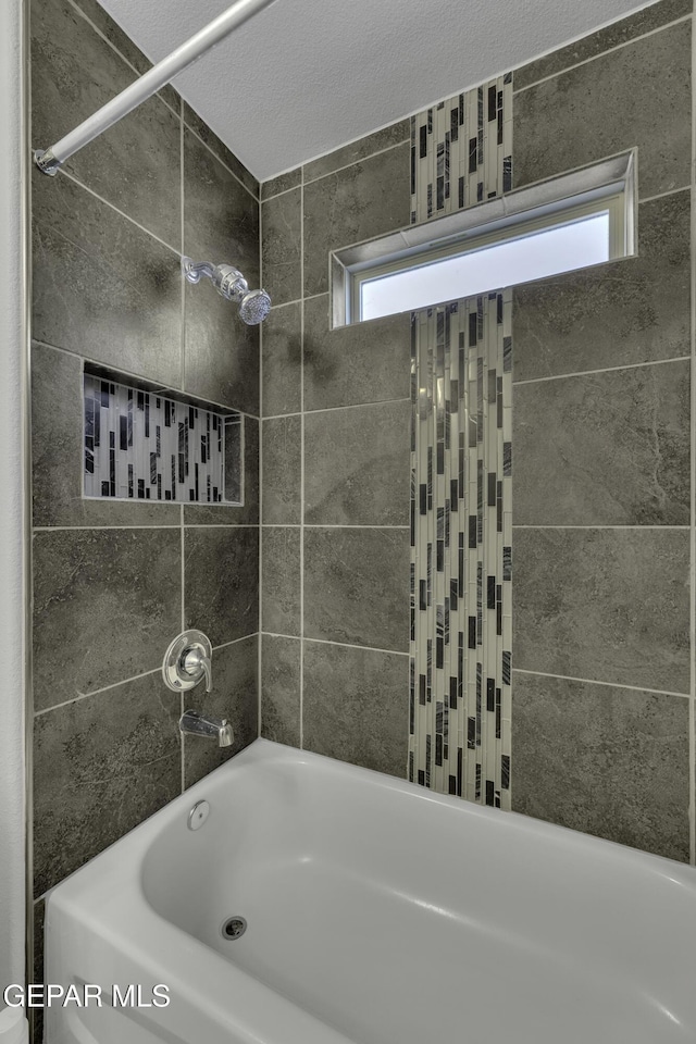 bathroom with tiled shower / bath