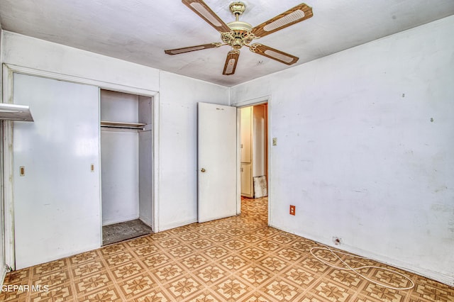 unfurnished bedroom featuring ceiling fan and a closet