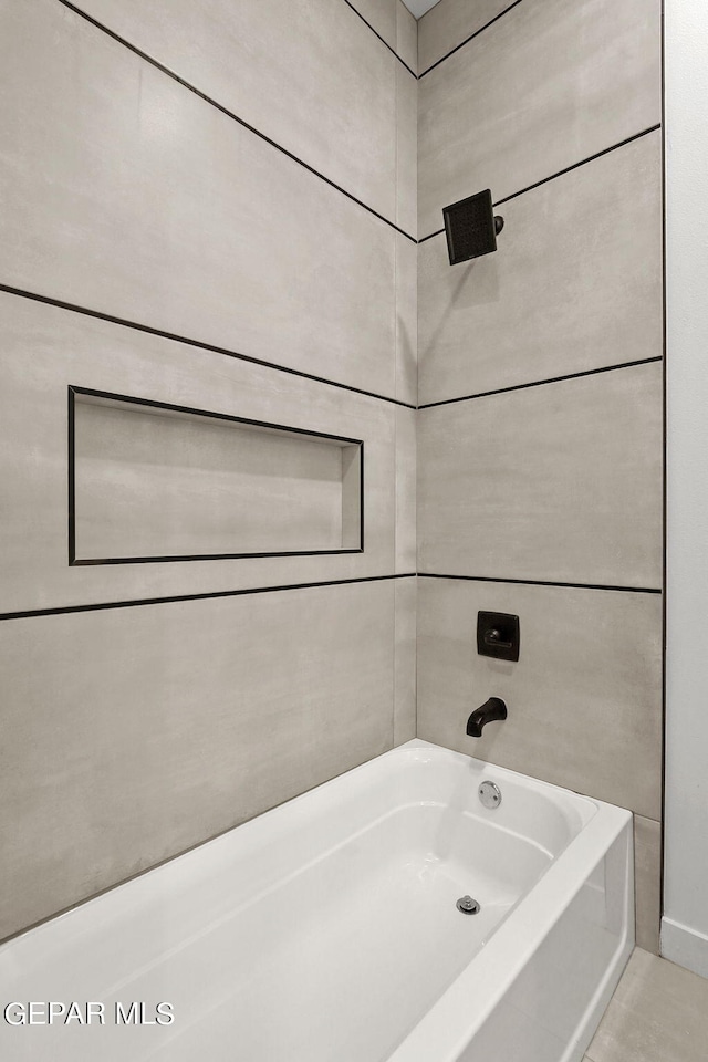 bathroom featuring tiled shower / bath