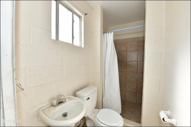 bathroom with a shower with curtain, toilet, and sink