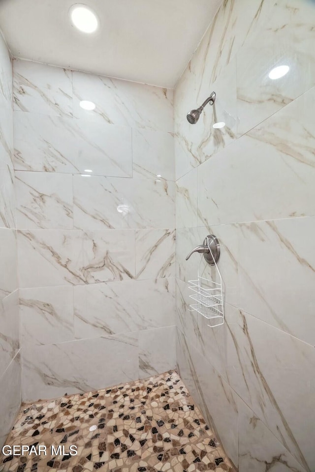 bathroom featuring a tile shower