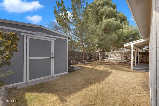 view of yard featuring a storage shed