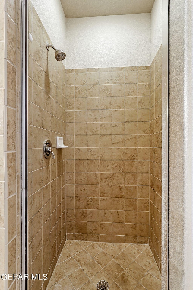 bathroom featuring a tile shower