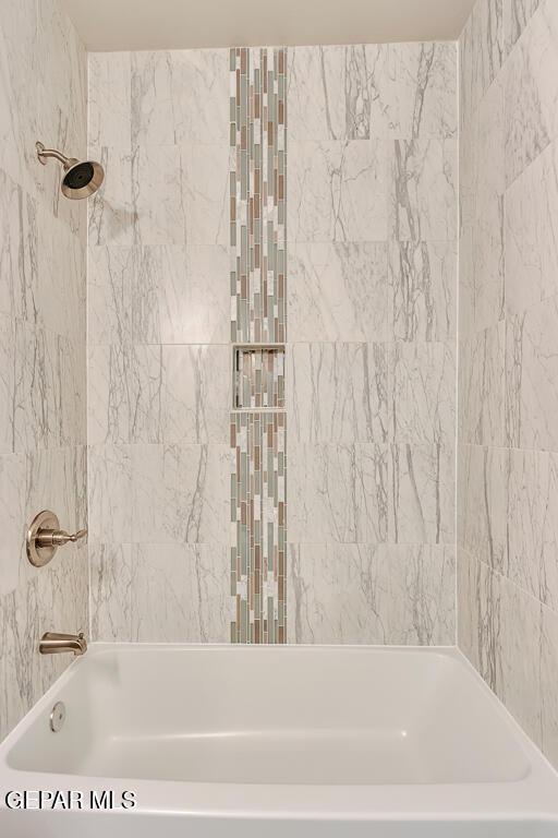 bathroom with tiled shower / bath