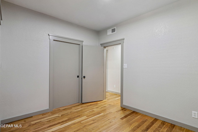 909 Singing Hills Dr, El Paso, TX 79912 - unfurnished bedroom with light wood-style flooring and a closet