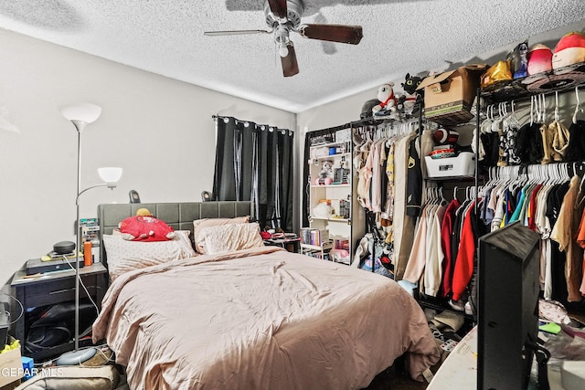 bedroom featuring ceiling fan and a textured ceiling