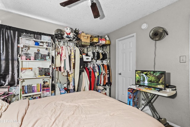 bedroom with ceiling fan, a textured ceiling, and a closet