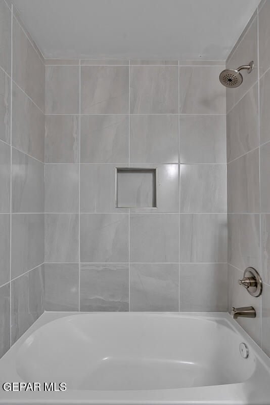 bathroom with tiled shower / bath combo