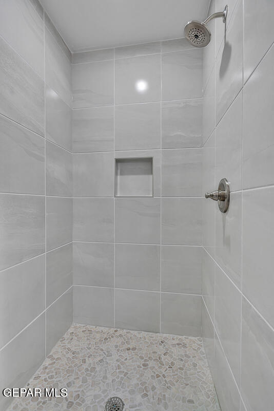 bathroom featuring a tile shower