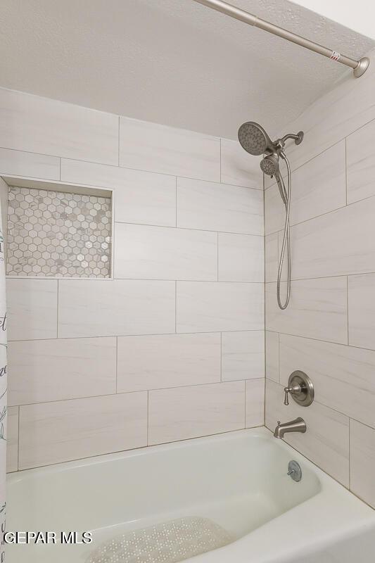 bathroom with tiled shower / bath