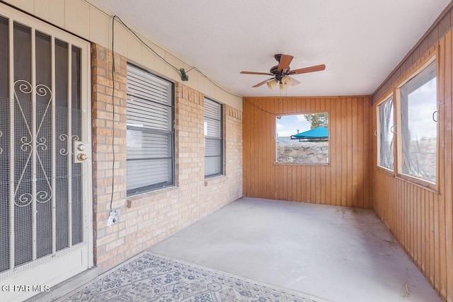 sunroom with ceiling fan