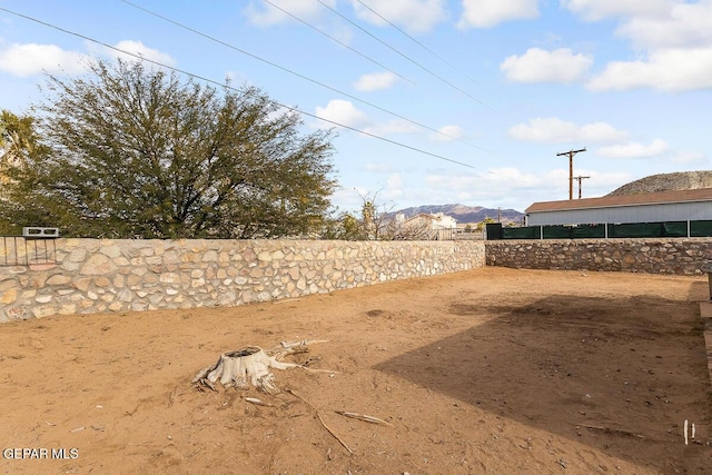 view of yard with a mountain view