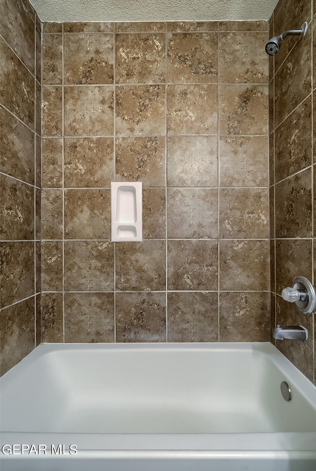 bathroom with tiled shower / bath combo