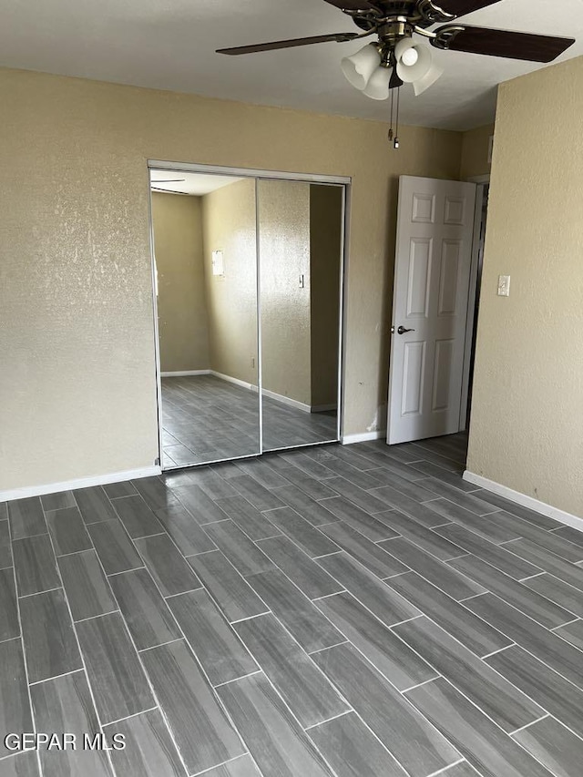 unfurnished bedroom featuring ceiling fan and a closet