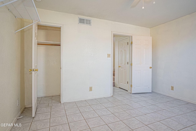 unfurnished bedroom featuring ceiling fan and a closet