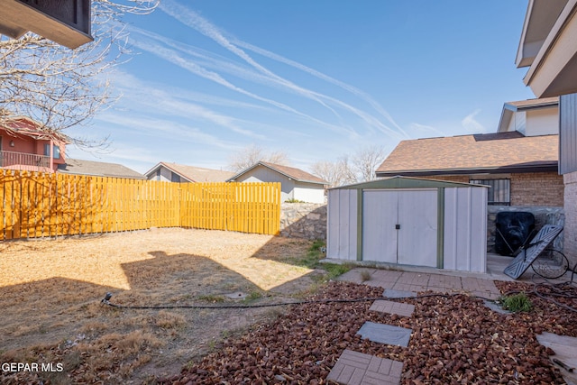 view of yard featuring a shed