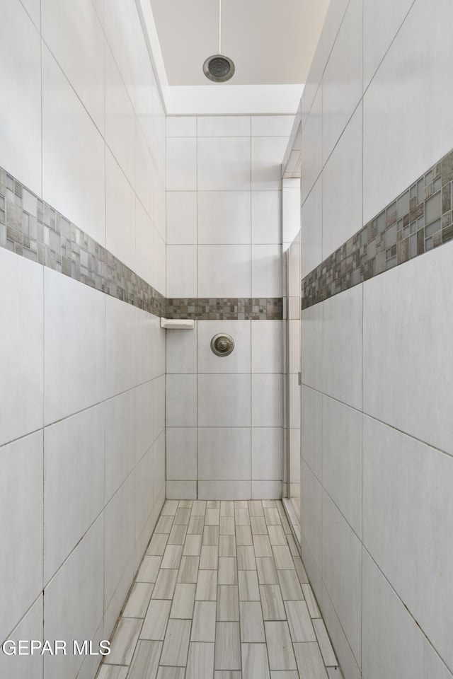 bathroom featuring a tile shower