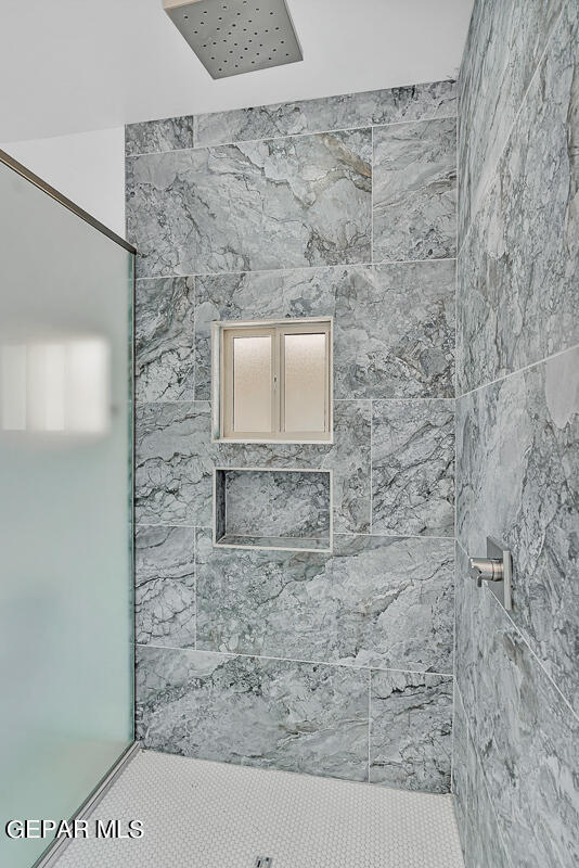 bathroom featuring tiled shower