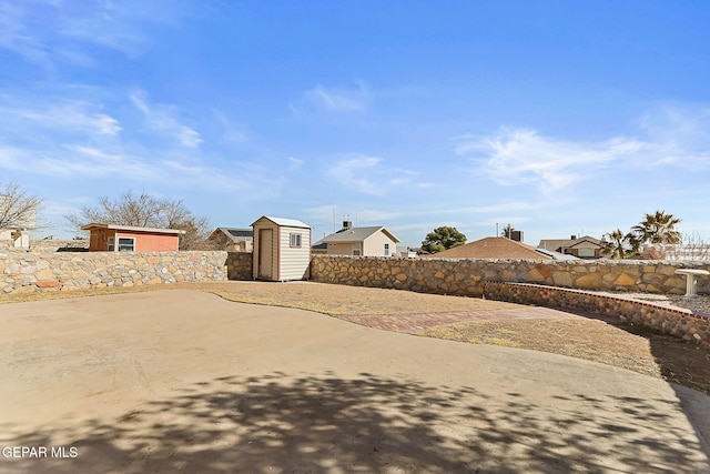 view of yard with a shed