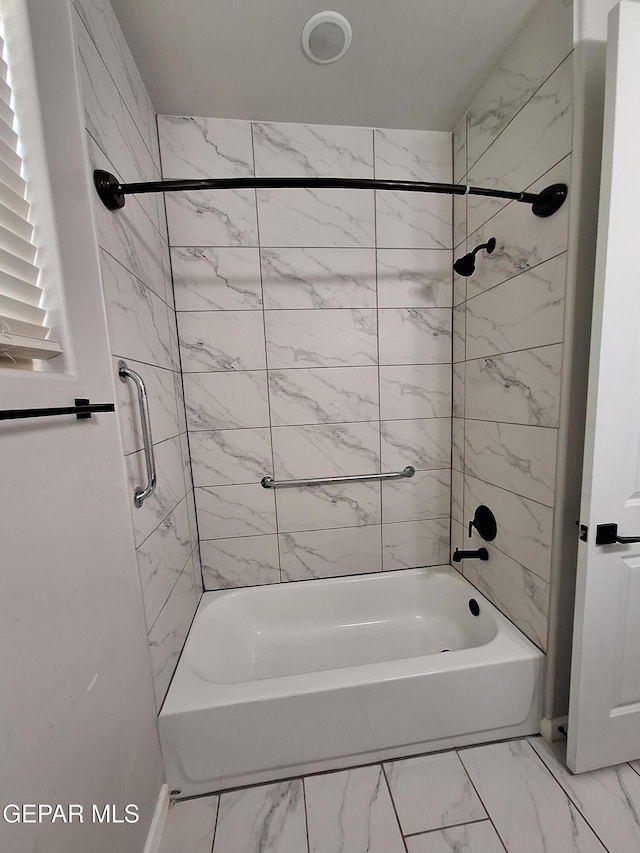 bathroom with tiled shower / bath