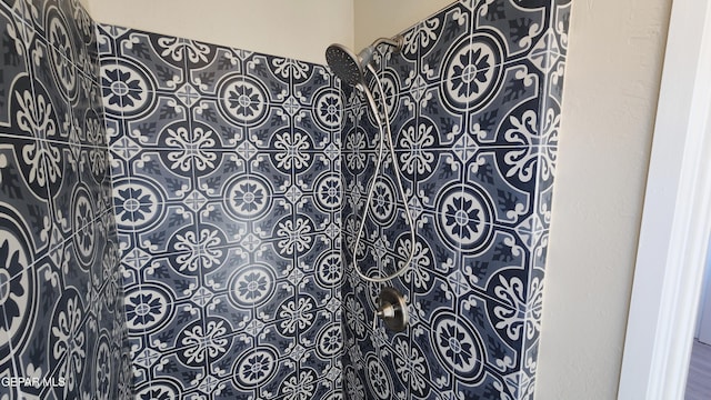 details featuring a tile shower