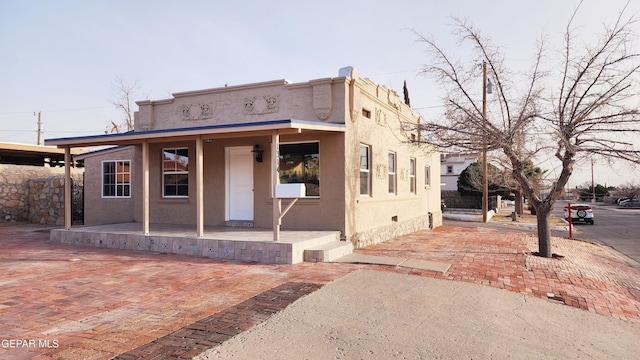 view of front facade with a patio