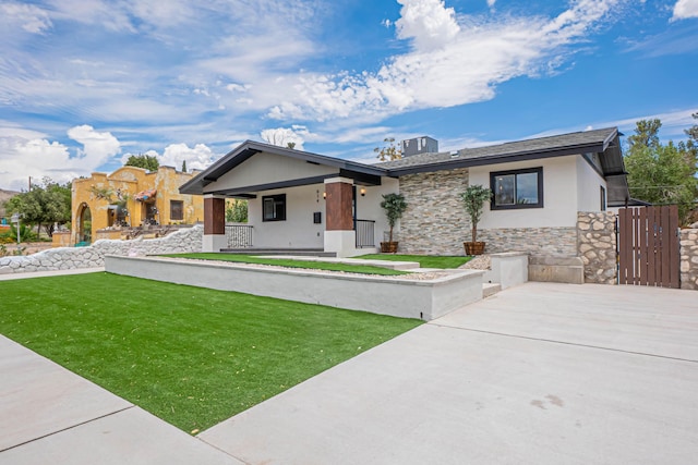 view of front of property featuring a front lawn