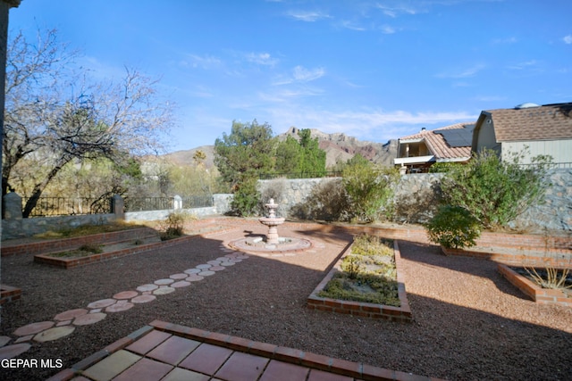 view of yard featuring a mountain view