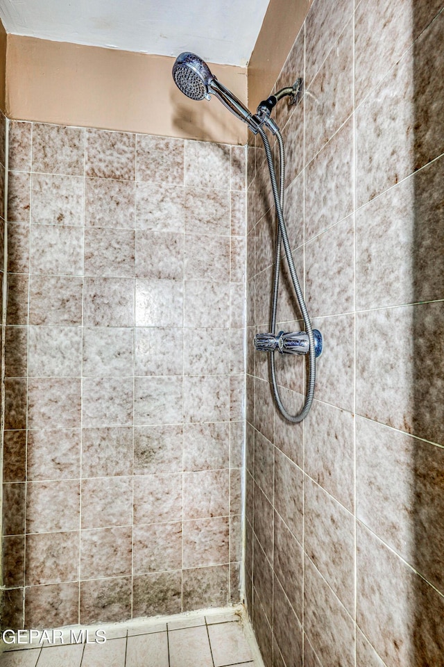 bathroom featuring tiled shower