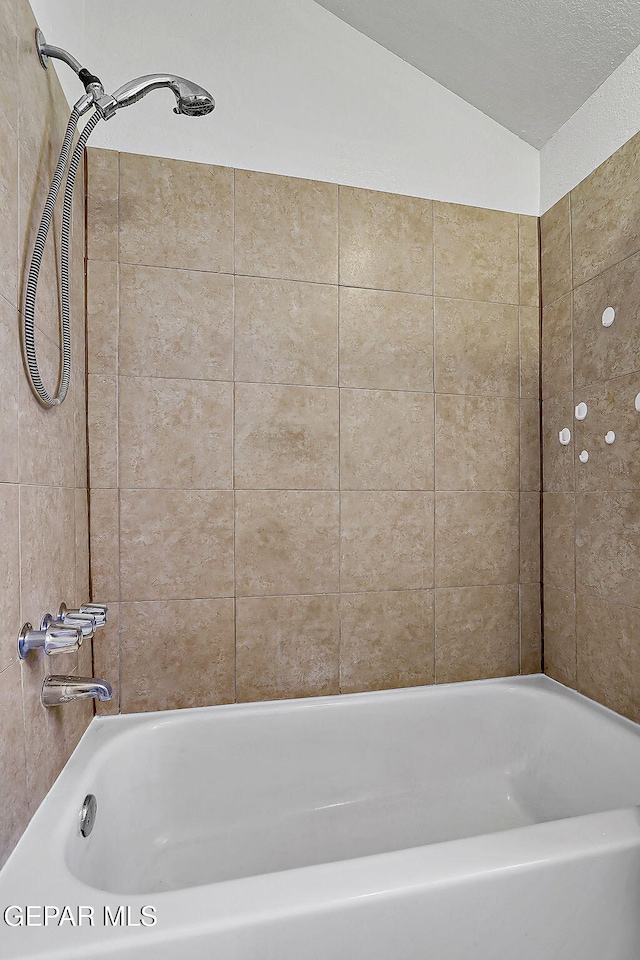 bathroom with tiled shower / bath