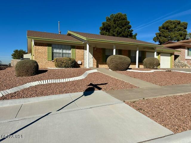 single story home featuring a garage