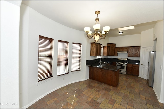 kitchen featuring sink, hanging light fixtures, kitchen peninsula, stainless steel appliances, and an inviting chandelier