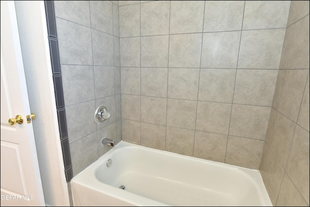 bathroom with tiled shower / bath combo