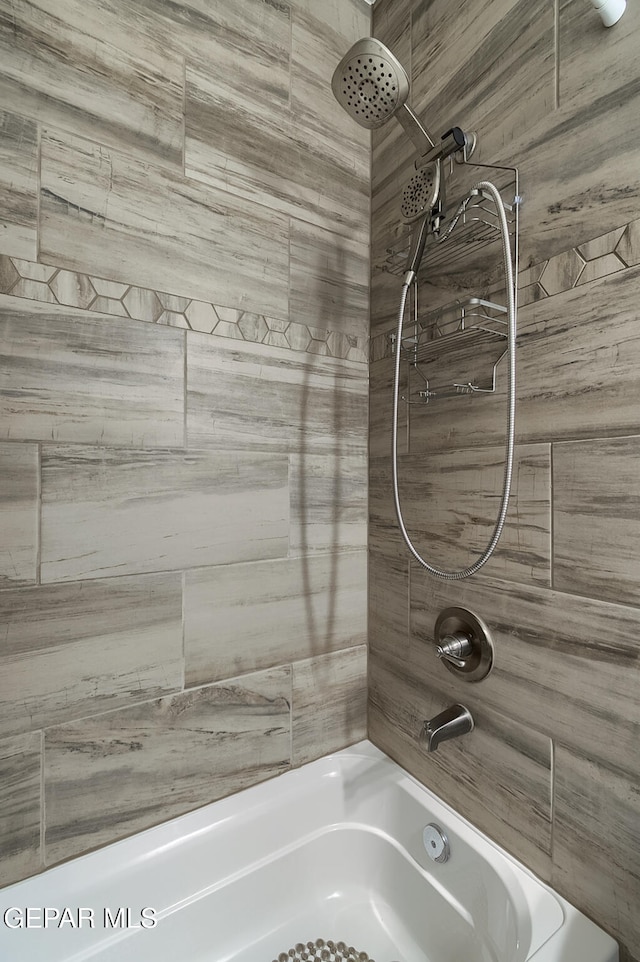 bathroom featuring tiled shower / bath combo