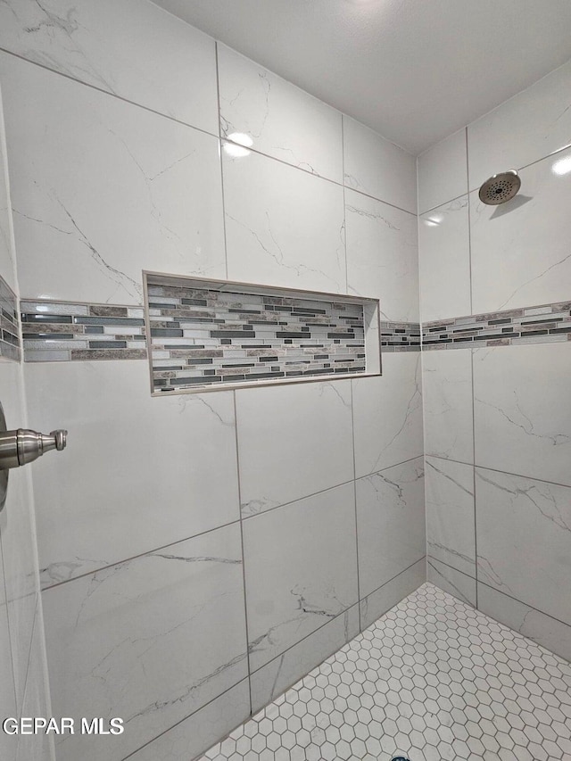 bathroom featuring a tile shower