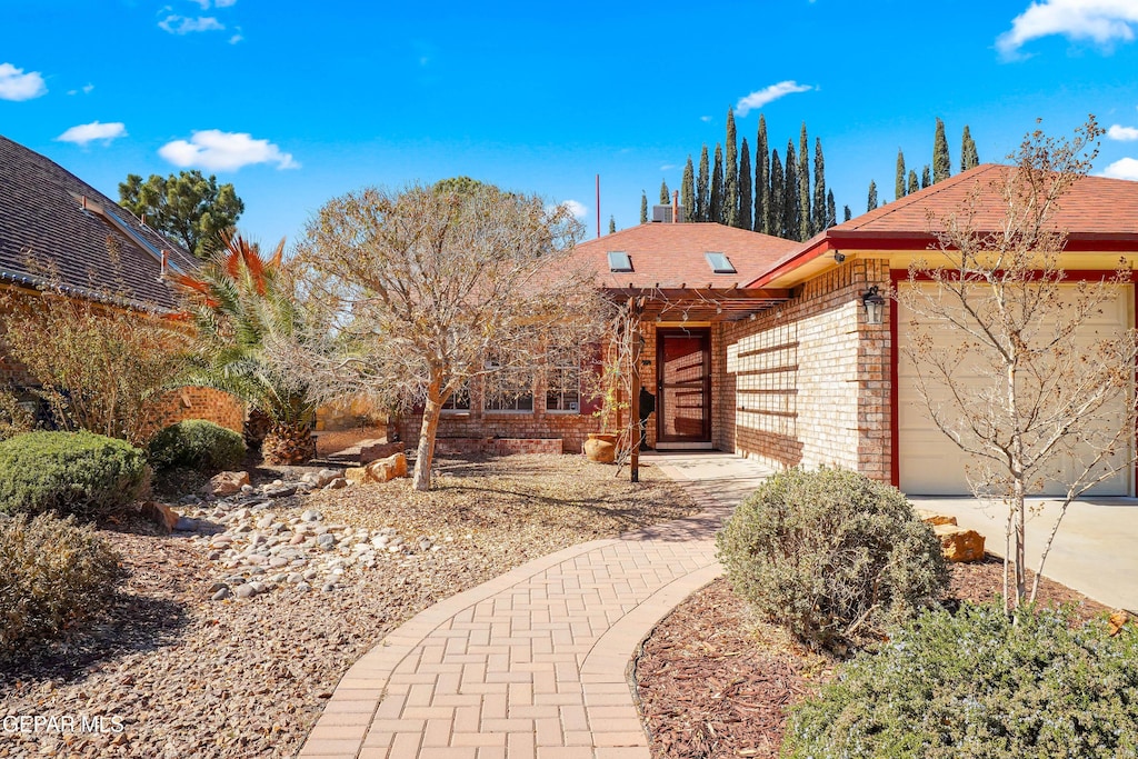 view of front of property featuring a garage