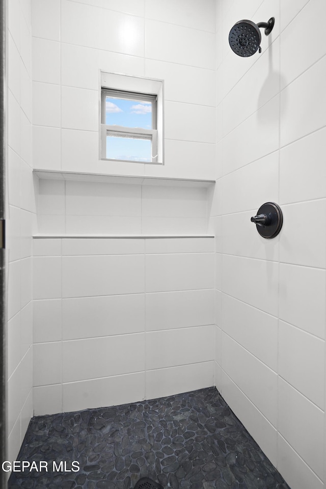 bathroom featuring a tile shower