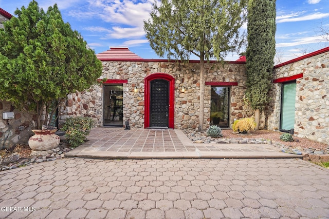 view of front facade featuring a patio