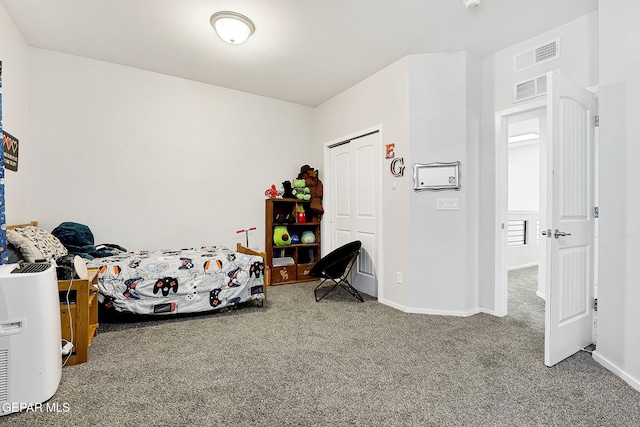 bedroom featuring carpet flooring and a closet