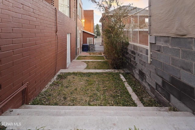 view of yard at dusk